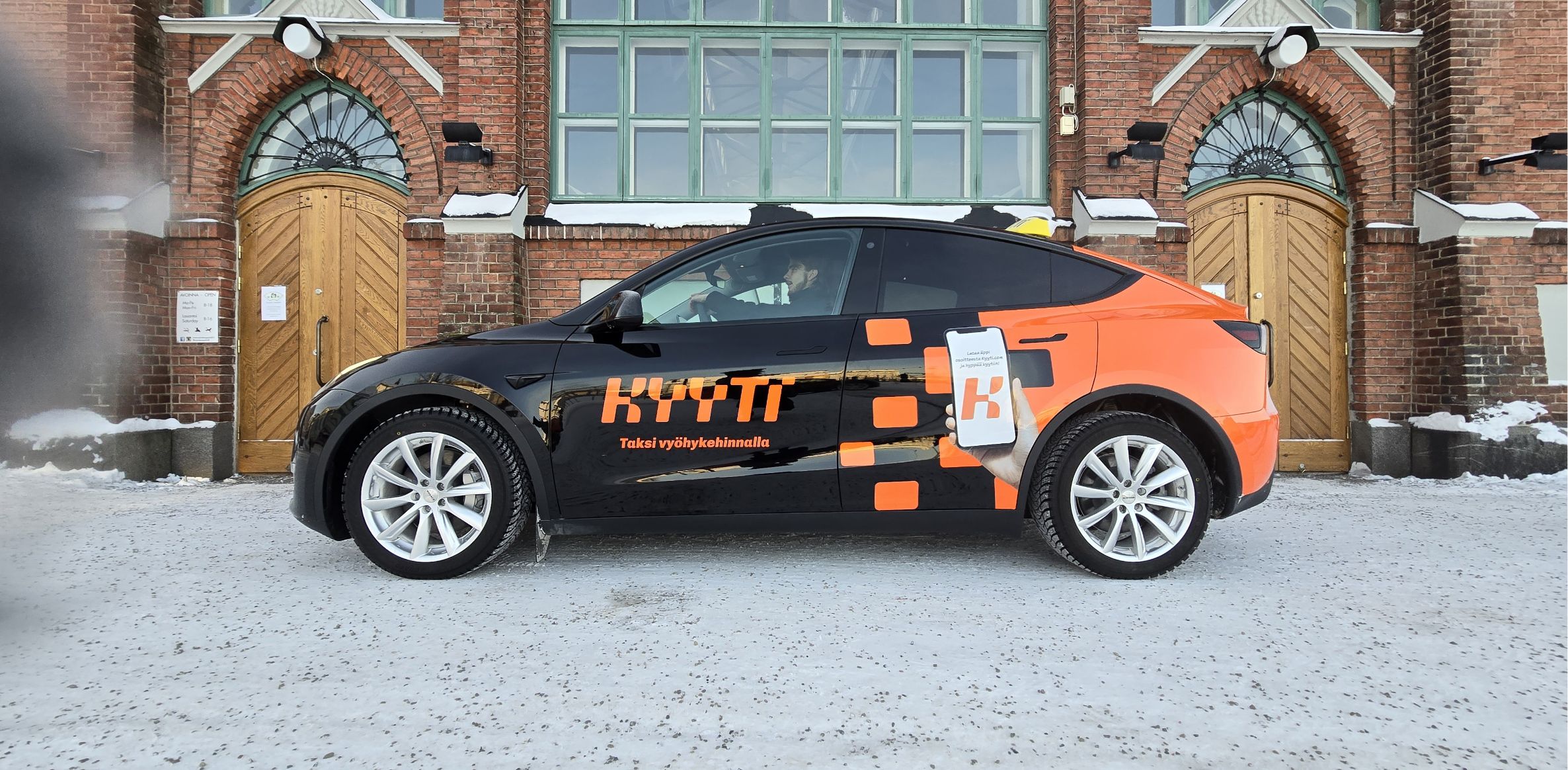 Taksipalvelu Kyyti, henkilöauton teippaus markkinointitoimisto oulu mainostoimisto oulu