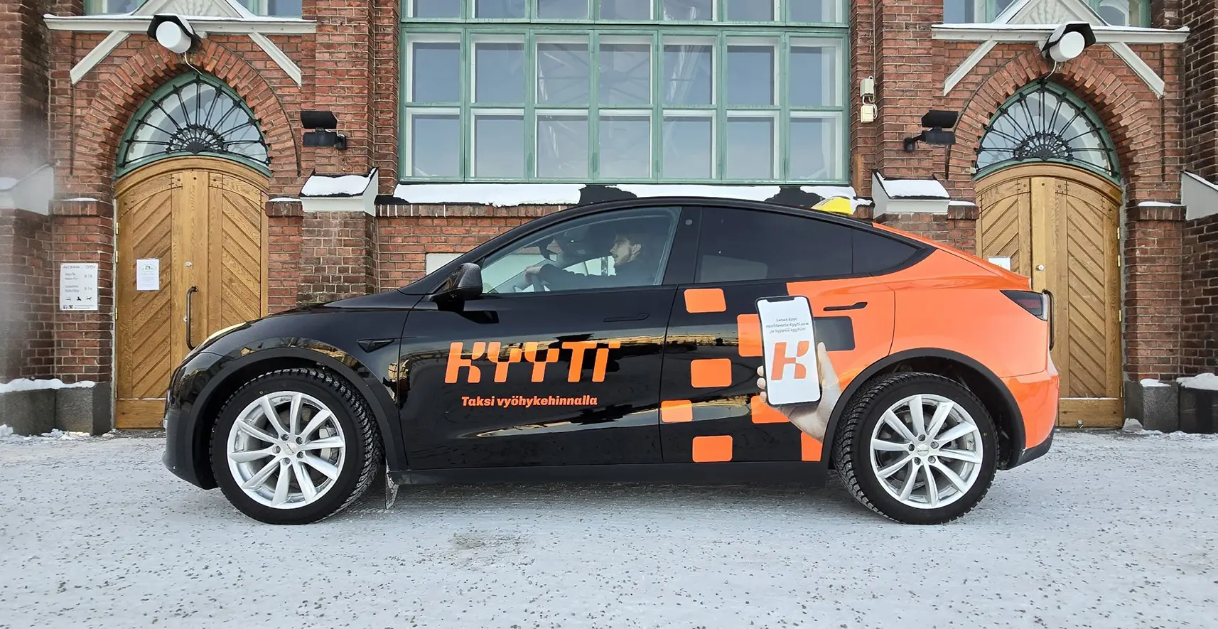 Taksipalvelu Kyyti, henkilöauton teippaus markkinointitoimisto oulu mainostoimisto oulu